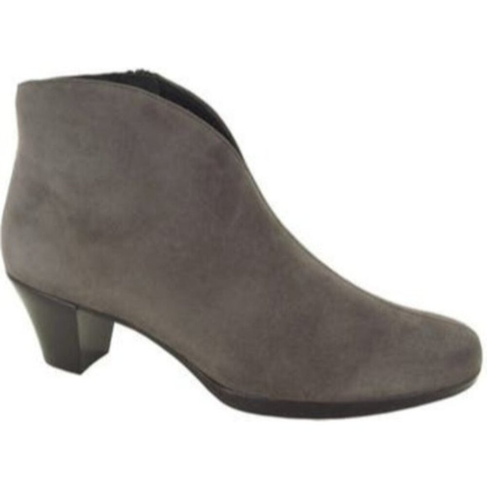 Munro Robyn Boot in Greige Suede